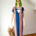 Gandoura Marocaine Traditionnelle pour Femme - Bleue à Motif Multicolore Vertical